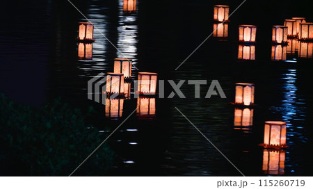 静かな夜に浮かぶ灯篭の灯り 115260719