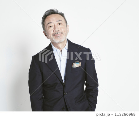 白バックのミドル世代のビジネスマン(上半身) 白バックのミドル世代のビジネスマン(上半身) 115260969