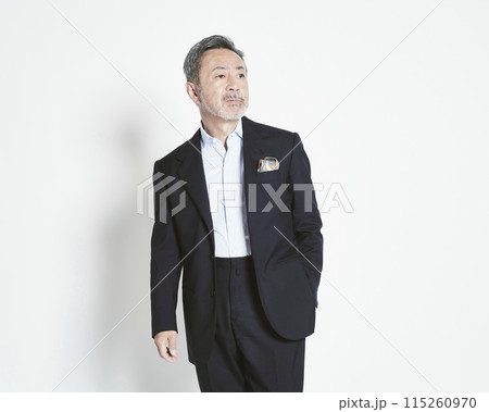 白バックのミドル世代のビジネスマン(上半身) 白バックのミドル世代のビジネスマン(上半身) 115260970