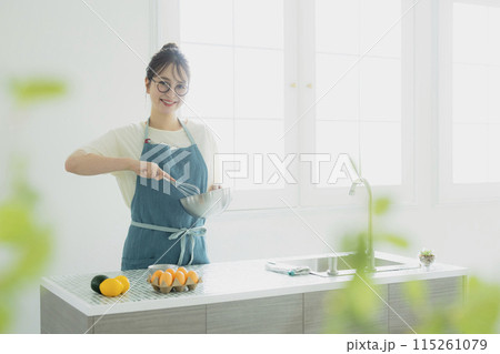 キッチンの女性 キッチンの女性 115261079