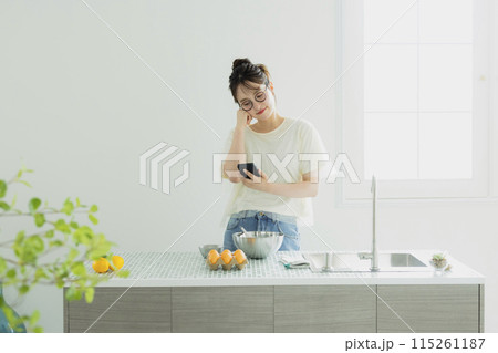 キッチンの女性 115261187