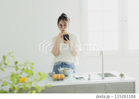 キッチンの女性 キッチンの女性 115261188
