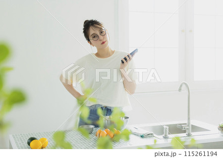 キッチンの女性 115261194