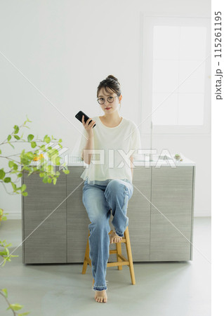 キッチンの女性 115261195