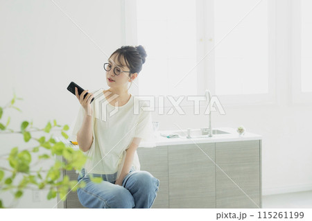 キッチンの女性 キッチンの女性 115261199