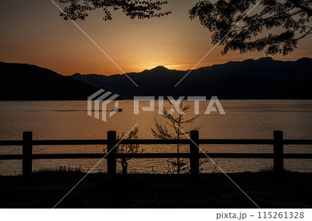 夕焼けの中禅寺湖 夕焼けの中禅寺湖 115261328