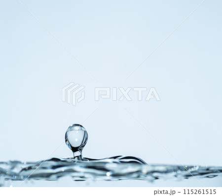 水しぶきのアクションショット 115261515