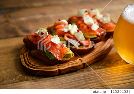 サーモンマリネのオープンサンド 115261522