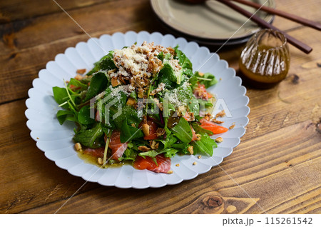 サーモンの海鮮サラダ 115261542