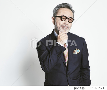 白バックのミドル世代のビジネスマン(上半身) 白バックのミドル世代のビジネスマン(上半身) 115261571