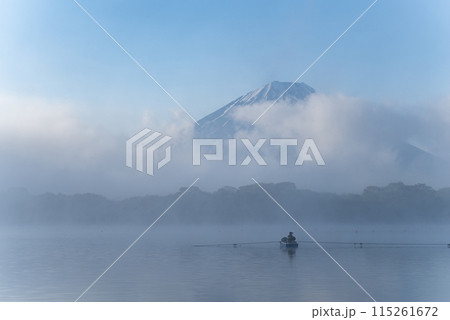 富士山に架かる雲 精進湖 富士山に架かる雲 精進湖 115261672