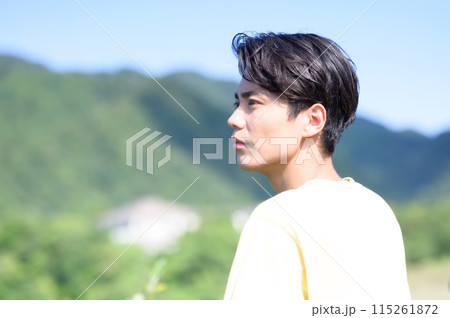 橋の上で休む男性 115261872