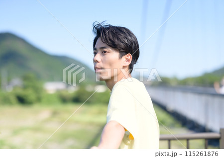 橋の上で休む男性 橋の上で休む男性 115261876