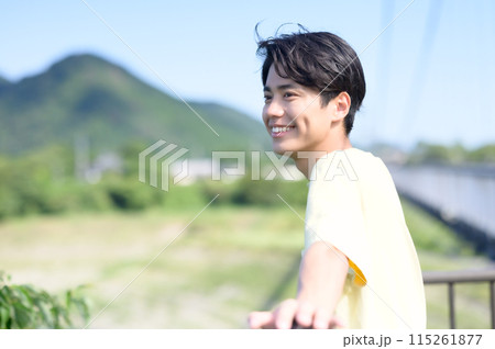 橋の上で休む男性 115261877