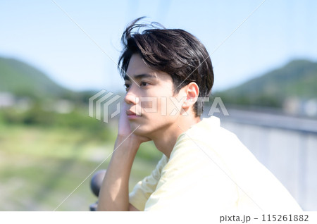 橋の上で休む男性 橋の上で休む男性 115261882