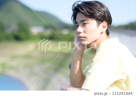 橋の上で休む男性 115261884