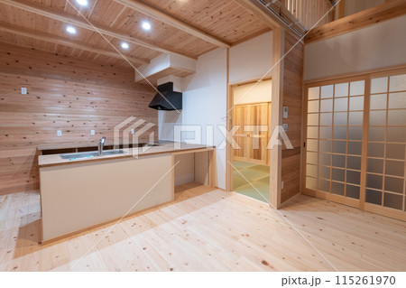 新築のリビングとキッチン 115261970