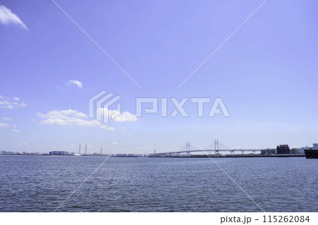 初夏のウォータフロント 115262084