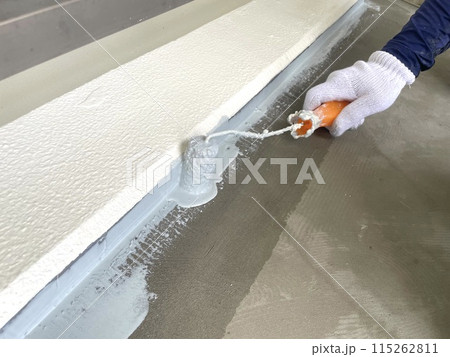 長尺シート前にウレタンで線防水 115262811