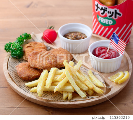 チキンナゲットとフライドポテト 115263219