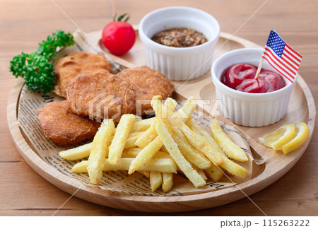 チキンナゲットとフライドポテト 115263222