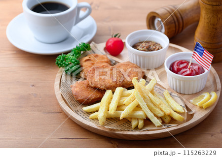チキンナゲットとフライドポテト 115263229