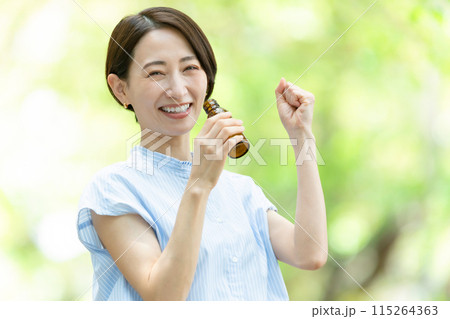 栄養ドリンクを飲む女性 新緑 栄養ドリンクを飲む女性 新緑 115264363