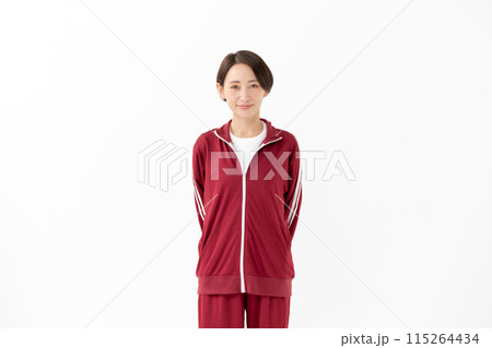 ジャージを着る女性　 115264434
