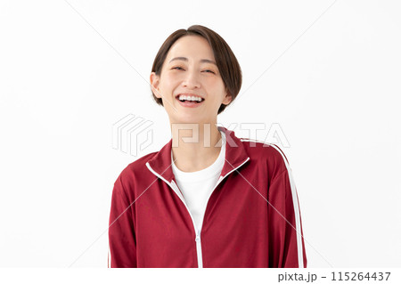 ジャージを着る女性　 115264437