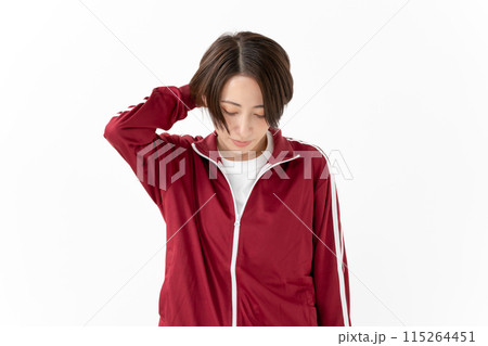 ジャージを着る女性　 115264451
