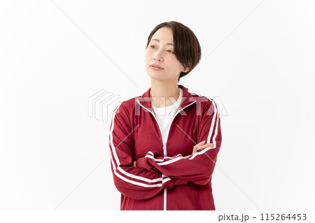 ジャージを着る女性　 115264453