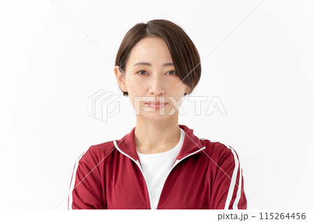 ジャージを着る女性　 115264456
