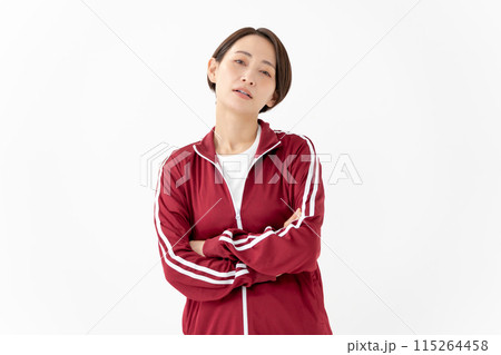 ジャージを着る女性　 115264458