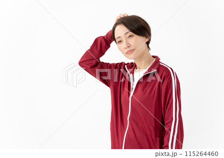 ジャージを着る女性 ジャージを着る女性 115264460