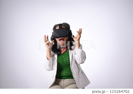 Amazed senior woman VR headset enjoying virtual reality experience isolated on white background 115264702