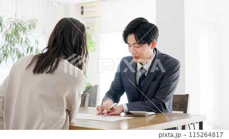 不動産の営業をするビジネスマン 115264817