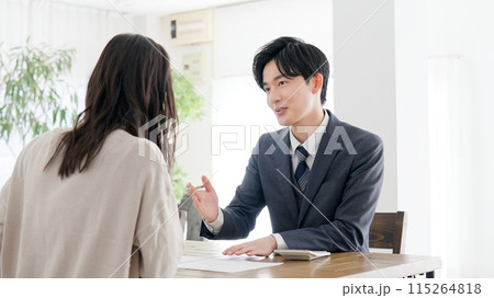 不動産の営業をするビジネスマン 115264818