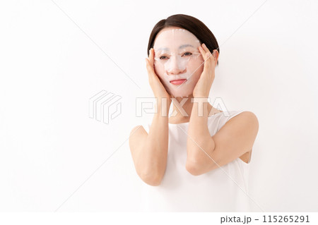 パックをする女性　ビューティー　スキンケア 115265291