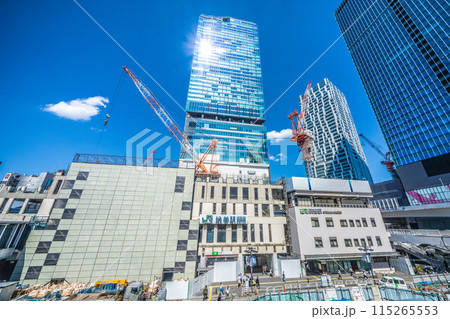 日本の東京都市景観 さよなら西口…渋谷駅西口出入口付近の壁面も覆われ…。再開発工事などを望む…＝5日 115265553
