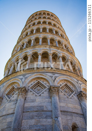 イタリアの世界遺産のある街ピサの街並み 115266311