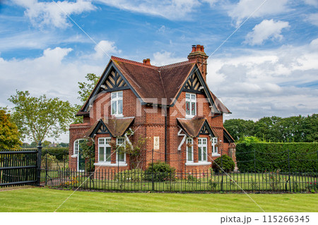 イギリスの郊外のウィンザー城の近くのロングウォーク イギリスの郊外のウィンザー城の近くのロングウォーク 115266345