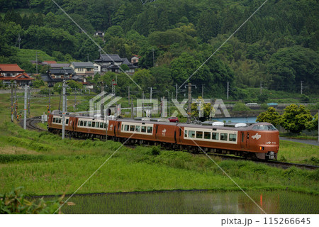 伯備線を走る273系特急やくも17号 伯備線を走る273系特急やくも17号 115266645