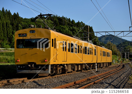 伯備線を走る115系普通電車2両 伯備線を走る115系普通電車2両 115266658