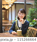 カフェでコーヒーを飲む若い女性 115266664