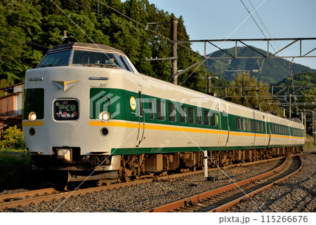 伯備線を走る381系L特急やくも19号 伯備線を走る381系L特急やくも19号 115266676