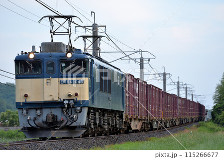 伯備線を走るEF641043コンテナ貨物列車 115266677