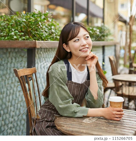 カフェで寛ぎおしゃべりする女性 115266705