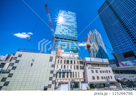 日本の東京都市景観 さよなら西口…渋谷駅西口出入口付近の壁面も覆われ…。再開発工事などを望む…=5日 日本の東京都市景観 さよなら西口…渋谷駅西口出入口付近の壁面も覆われ…。再開発工事などを望む…=5日 115266798