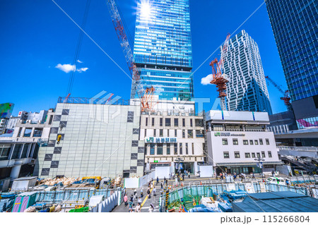 日本の東京都市景観 さよなら西口…渋谷駅西口出入口付近の壁面も覆われ…。再開発工事などを望む…＝5日 115266804