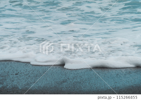 波打ち際の泡立つ海 115266855